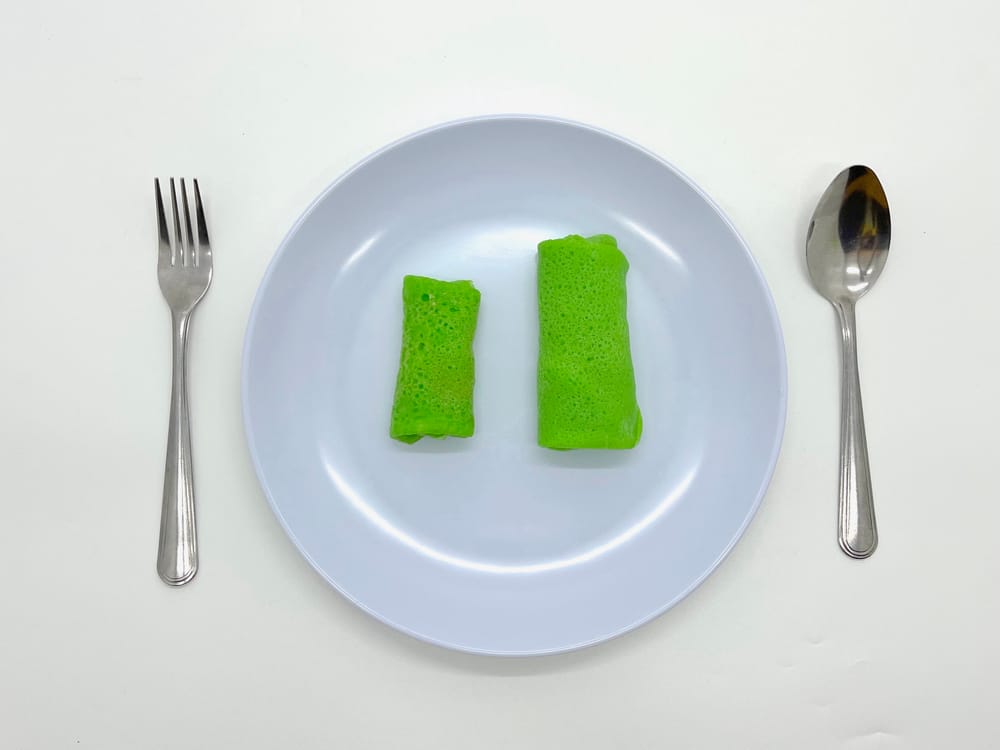 Cake with coconut filling (Dadar gulung)
